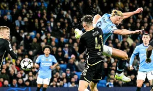 Haaland tung người đánh gót ghi bàn ở Champions League