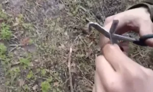 Lính Nga dùng kéo cắt dây của drone cáp quang Ukraine