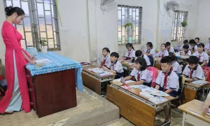 Trường quá tải, học sinh phải dùng bàn ghế hỏng Trường quá tải, học sinh phải dùng bàn ghế hỏng