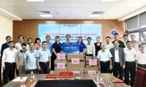 Long Châu trao người vùng lũ Huế một tấn thuốc, vật tư y tế