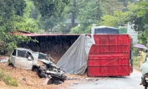 Container lật đè bẹp ôtô, ba người trọng thương