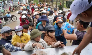 Khát nước sạch giữa rốn lũ