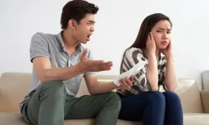 Hôn nhân nguội lạnh vì 'tiền anh, tiền tôi'